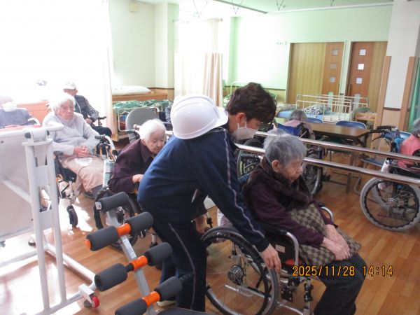 各グループごとに分かれて避難 各グループごとに分かれて避難