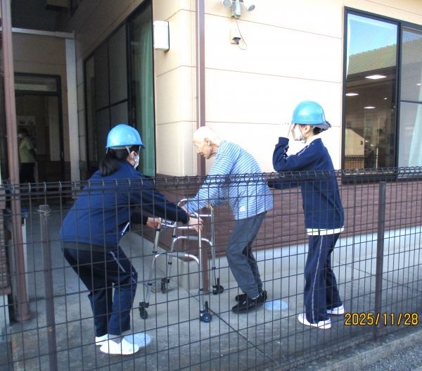 避難はバケツリレー方式で 避難はバケツリレー方式で