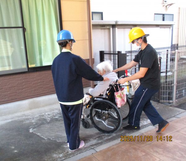 建物に沿って避難 建物に沿って避難