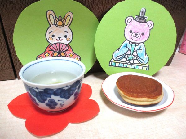完成した雛コースターを敷いておやつです 完成した雛コースターを敷いておやつです